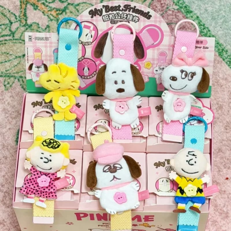 Jiumu Magshop Peanuts Snoopy Scatola a Sorpresa Magnetica con Peluche, Fermaglio per Capelli, Ciondolo, Decorazione da Scrivania, Giocattolo da Collezione, Regalo a Sorpresa per Ragazze