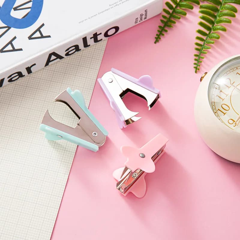 Levapunti portatile Macaron Color: piccolo strumento per graffette estraibili facile da usare per studenti e ufficio