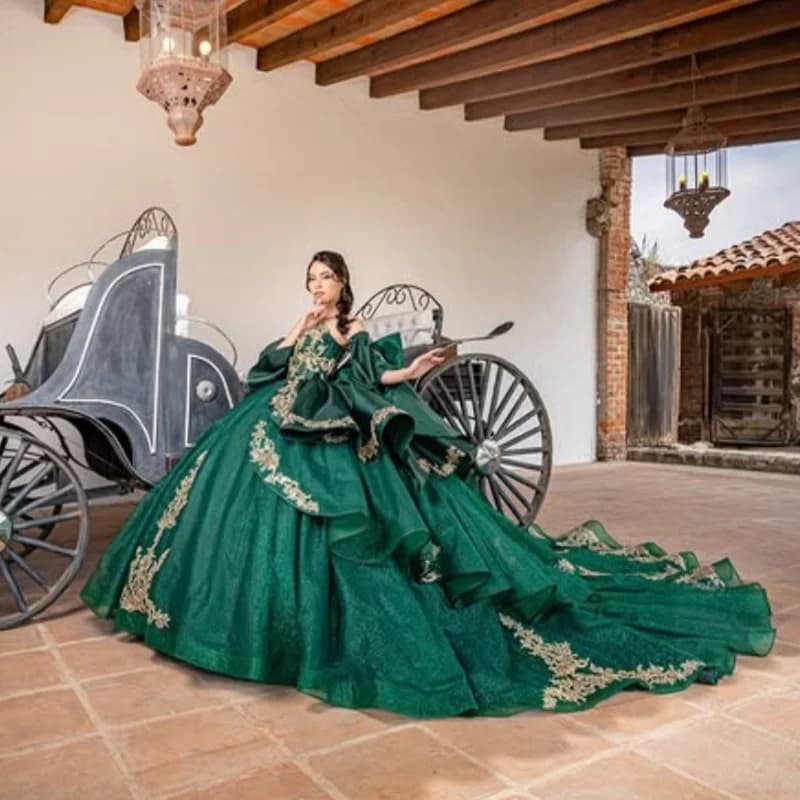 Abiti Quinceanera verde scuro lucido Glitter Decal Appliques Stratificazione di pizzo Coda lunga Fiocco Vestido De 15 Quinceaneras