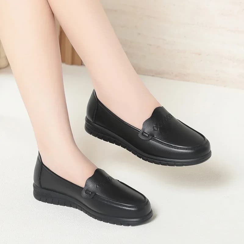 All Match Comode scarpe da donna con bocca superficiale Autunno 2025 Slip on Mocassini in morbida pelle Mocassini da guida per mamma casual