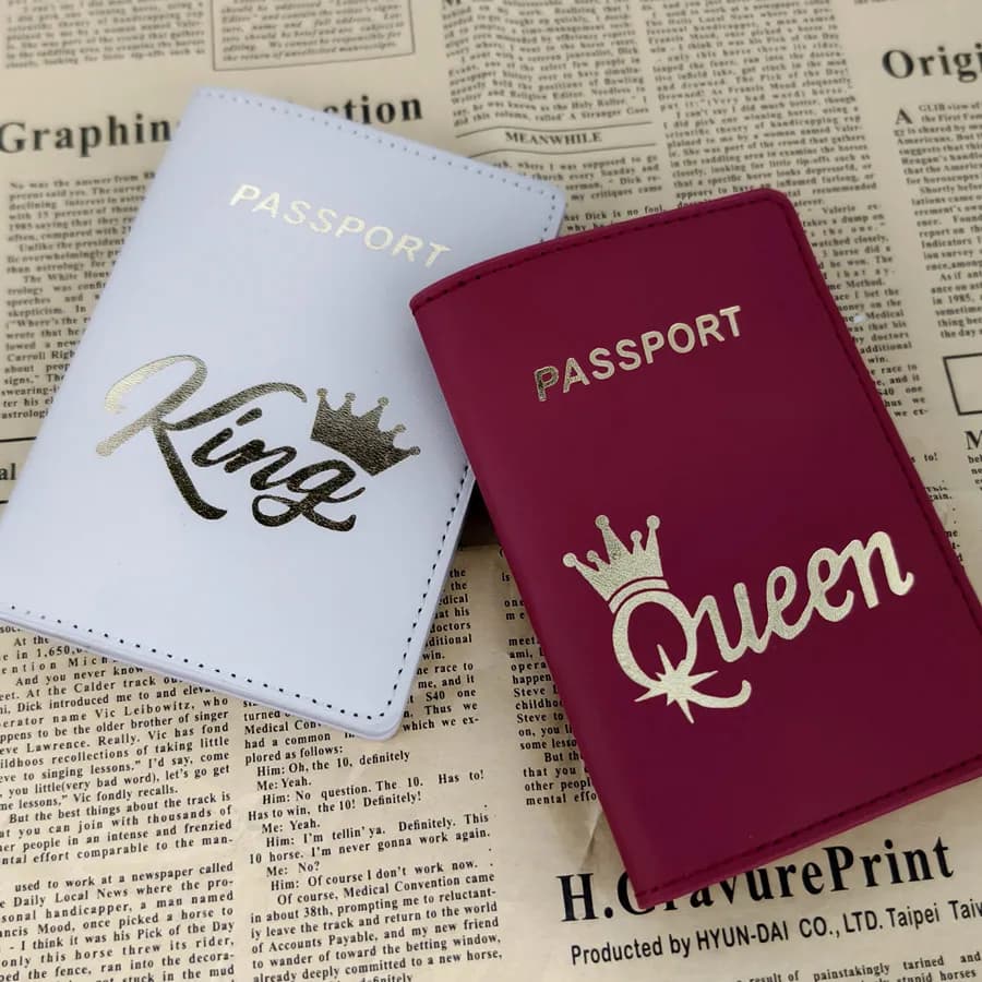 Set di 2 Porta Passaporto in Pelle PU per Coppie/Innamorati, Accessori da Viaggio per Uomo e Donna