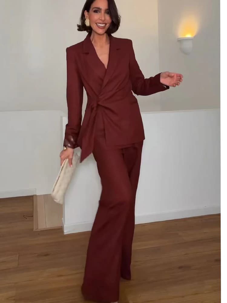 Completo elegante da ufficio per donna, giacca slim con lacci e pantaloni dritti, abbigliamento da lavoro a due pezzi.