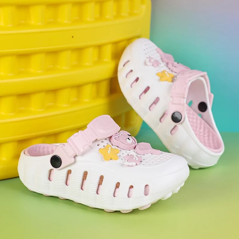A pair of children's breathable garden clogs with decorative charms, grippy sole for outdoor and summer activities DE-D918