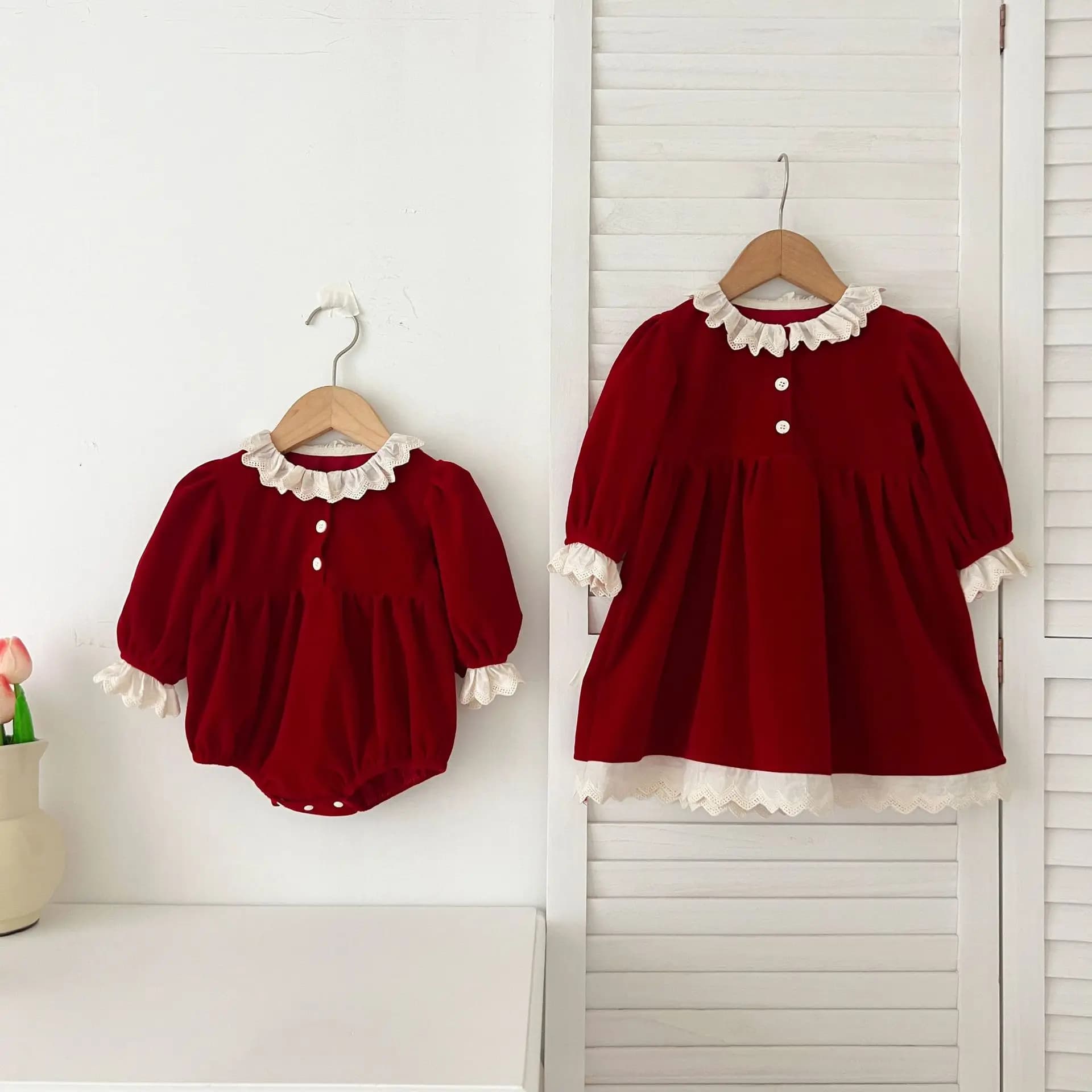 2 pezzi di abito coordinato per sorella in velluto rosso con finiture in pizzo e bottoni a maniche lunghe per la festa di compleanno di Natale