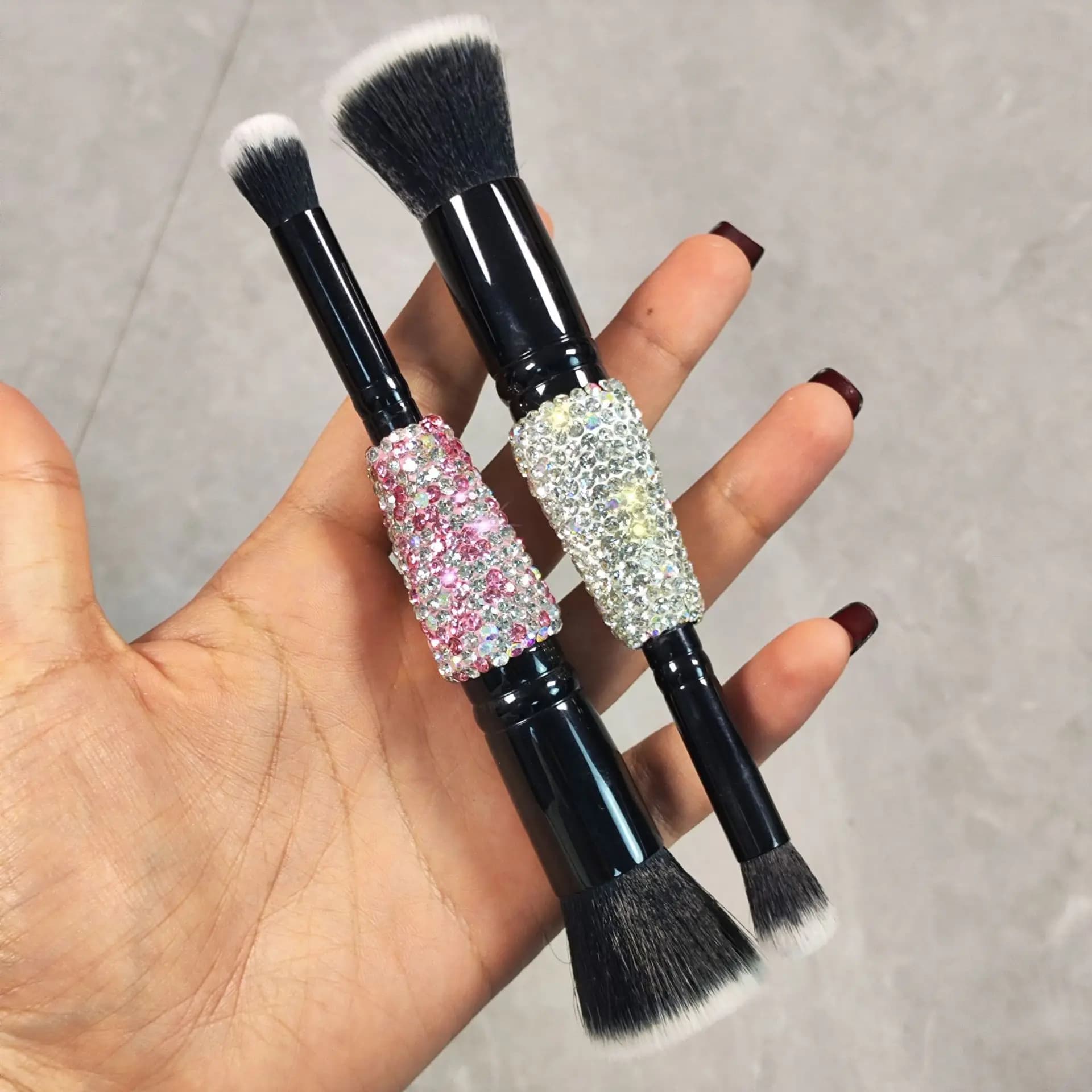 Double-point luxury makeup brushes with rhinestones, for foundation, shadow, illuminating, eyebrows and beauty.