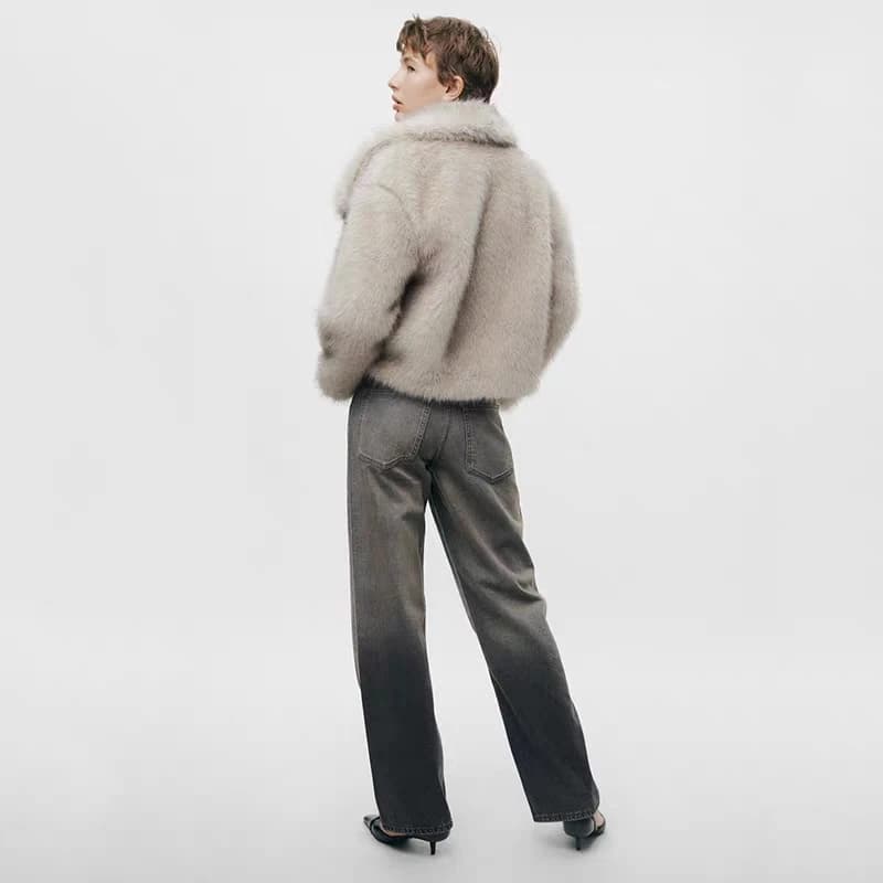 Giacca Corta da Donna Autunno 2023 con Colletto Effetto Pelliccia Artificiale, Stile Trendy Giovanile, Maniche Lunghe Imbottite