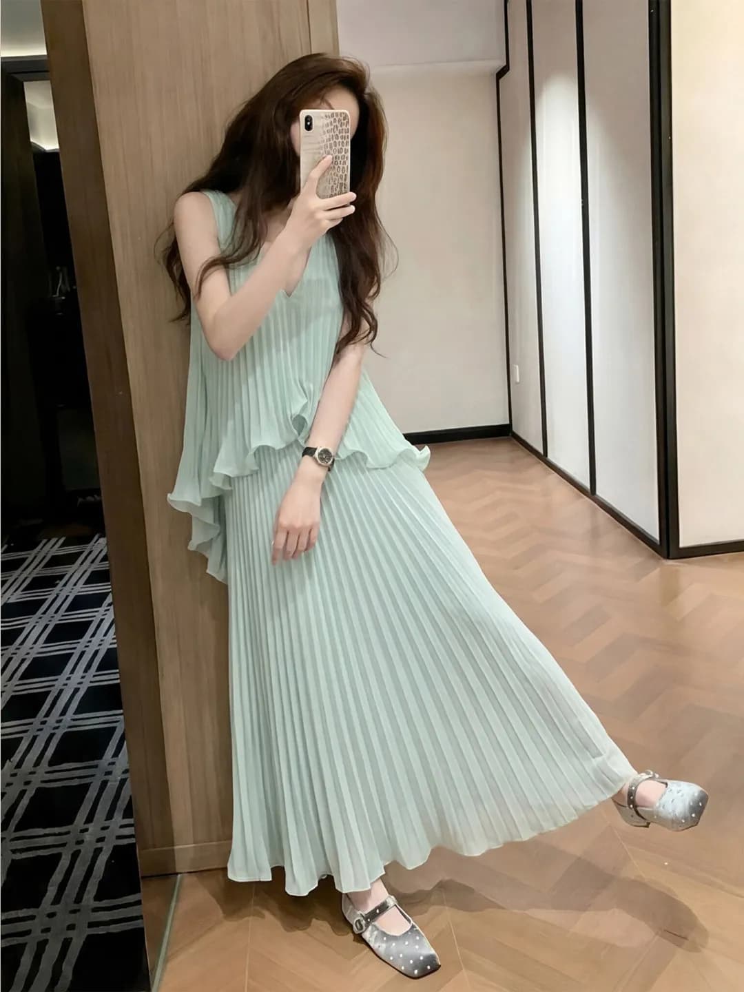 Abito Lungo Verde Menta con Scollo a V e Pieghe Senza Maniche, Set Due Pezzi Estivo da Donna per Vacanze, Gonna Midi alla Moda