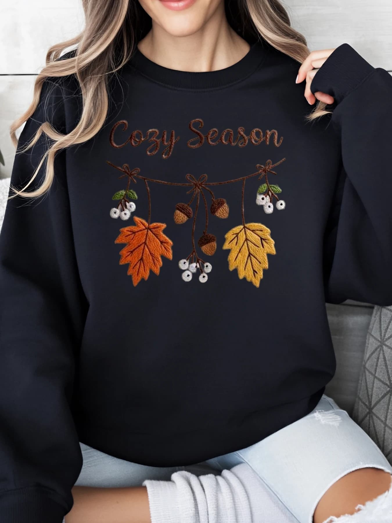 Cozy season sweatshirt with print of acorn leaves and autumn berries Casual clothing from autumn women Black Strong cuts