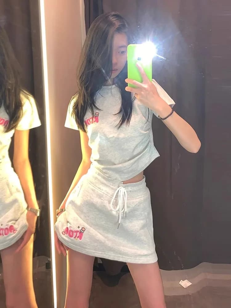 Completo Sportivo Estivo da Donna: Top a Maniche Corte Modellante e Gonna – Set Due Pezzi alla Moda Stile Streetwear Giovanile