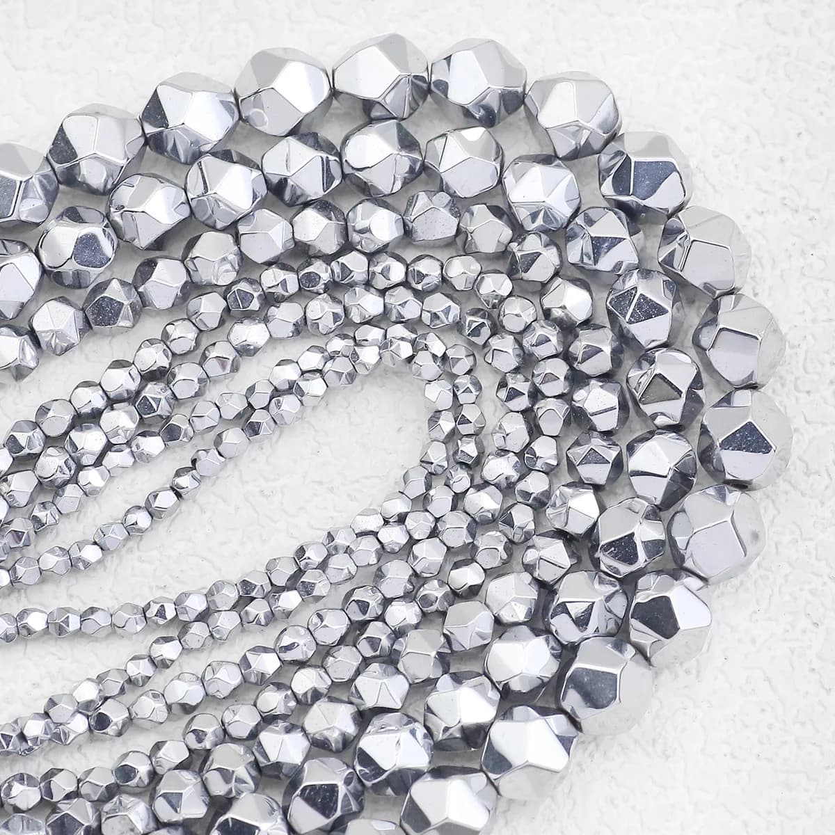 Ematite naturale Pietra argentata sfaccettata Distanziatori poligonali Perline sfuse per creazione di gioielli Bracciale Risultati fai da te Accessori 3-10MM