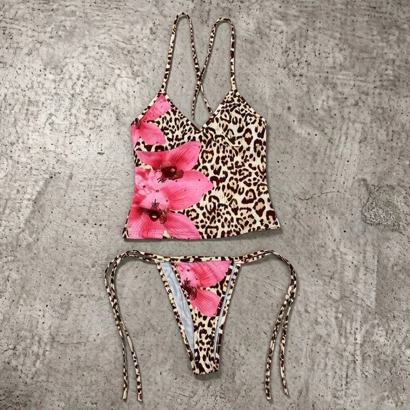 Costume da bagno due pezzi sexy con stampa leopardata floreale, top a gilet e slip con laccetti laterali, ideale per vacanze tropicali e spiaggia