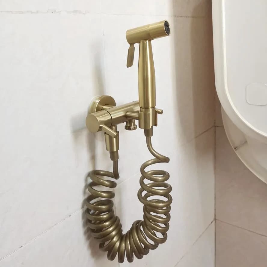 Kit rubinetto per bidet WC bidirezionale da bagno in ottone. Doccia spruzzatore per bidet a parete in oro spazzolato con valvola di intercettazione a due vie