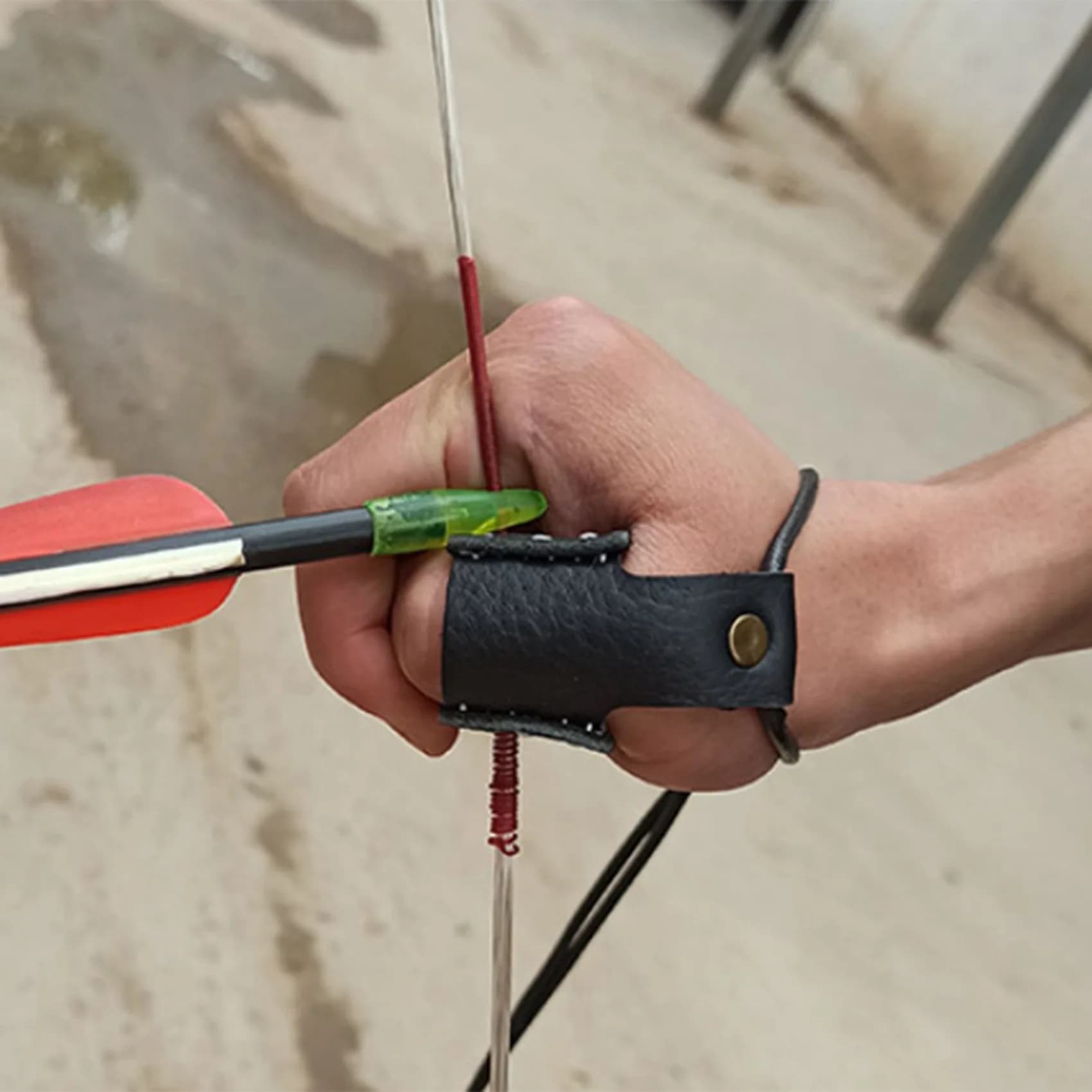 2X Tiro con l'arco Anello per pollice Protezione per le dita per bersaglio da caccia Arco ricurvo Pelle di mucca Guanto protettivo in morbida pelle