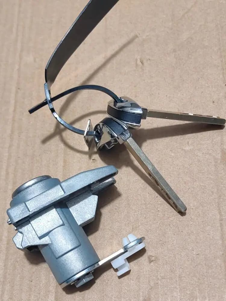 Auto parts Suitable for SAIC Maxus G10 One-Key Start Smart Key Lock Cylinder Lock Core Door Lock