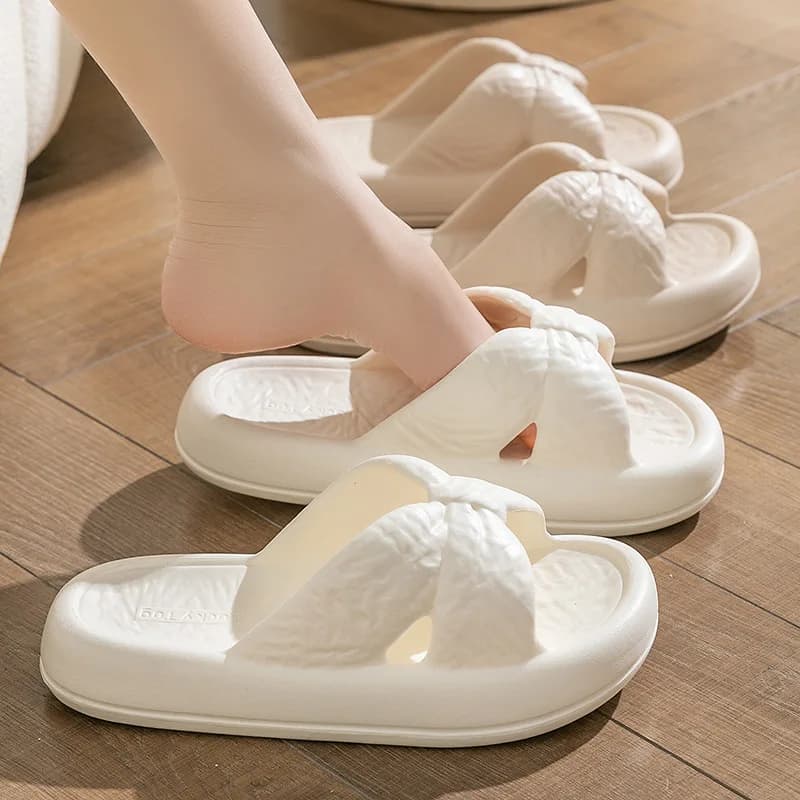 Nuove pantofole con suola spessa da donna, antiscivolo per interni ed esterni, ideali per l'estate, semplici pantofole da bagno con suola morbida per interni.