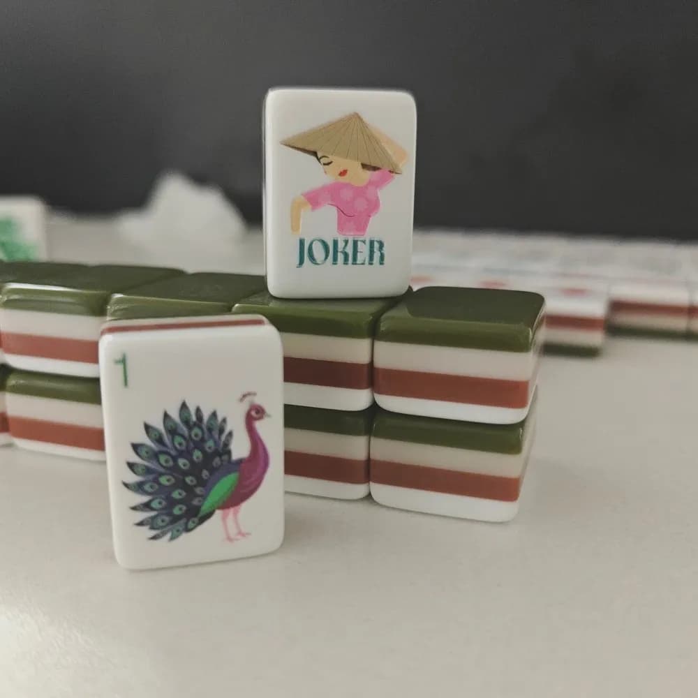 New Arrival Olive Green 4-Layer Acrylic American Mahjong Set Luxury Mahjong Tiles Travel Portable Mah Jongg Sets for Board Games