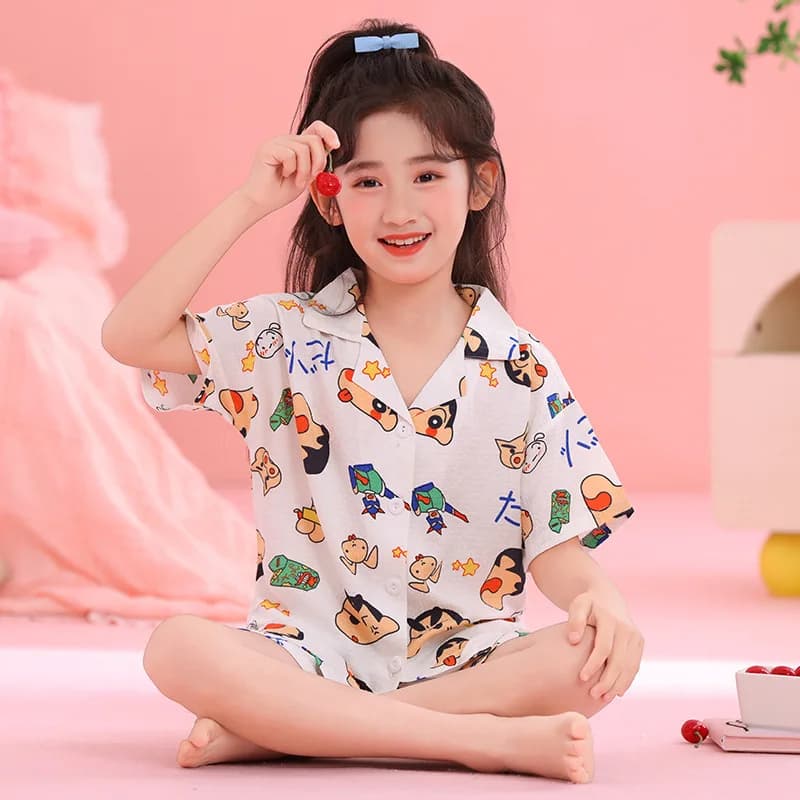 Set Pigiama per Bambini Anime 2 Pezzi Kawaii Crayon Shin-Chan, Cardigan Sottile a Maniche Corte e Pantaloncini, Abbigliamento da Notte Cartoon per Ragazze e Ragazzi