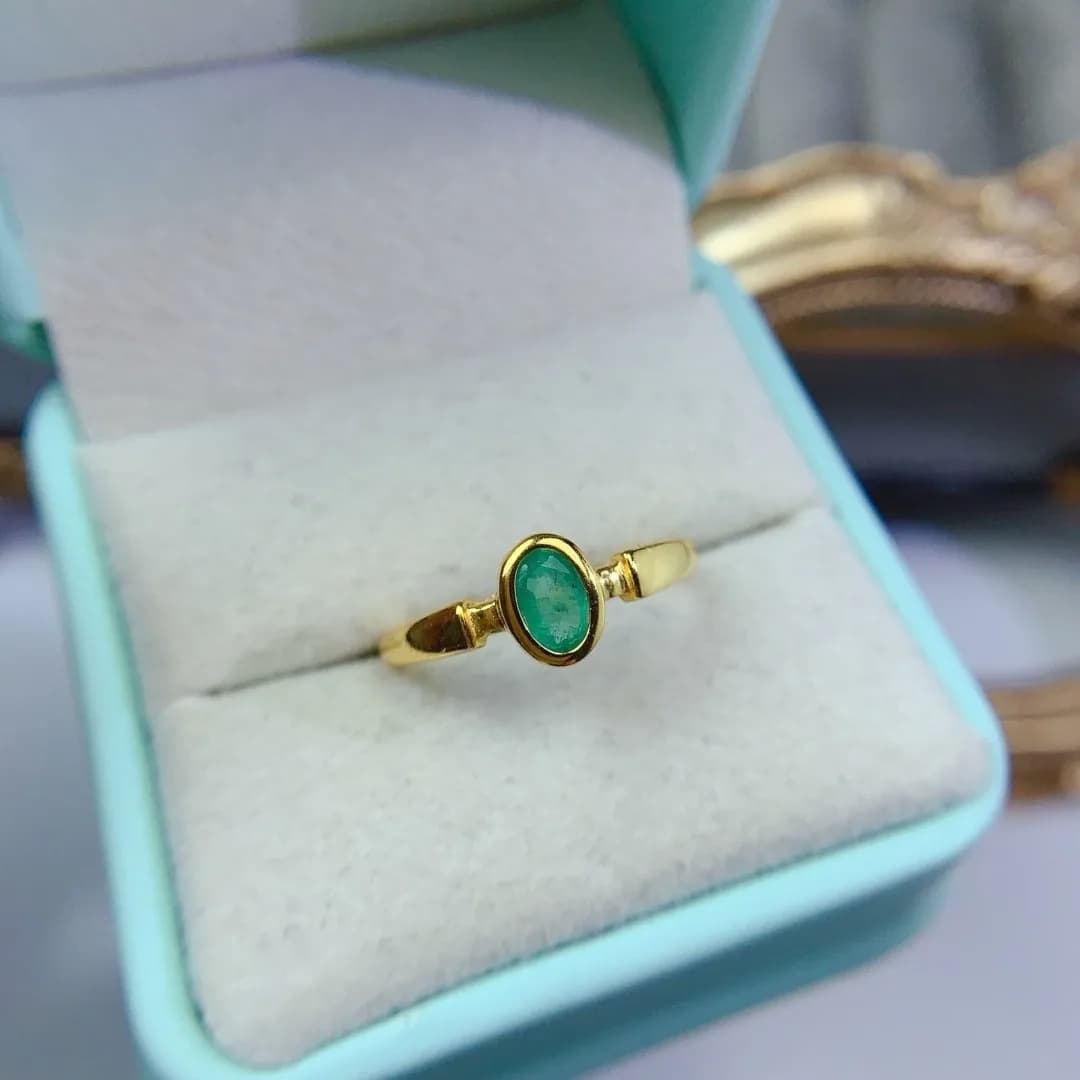 Elegante anello in argento S925 con smeraldo naturale brillante, un accessorio chic e sofisticato per le donne, perfetto per l'uso quotidiano
