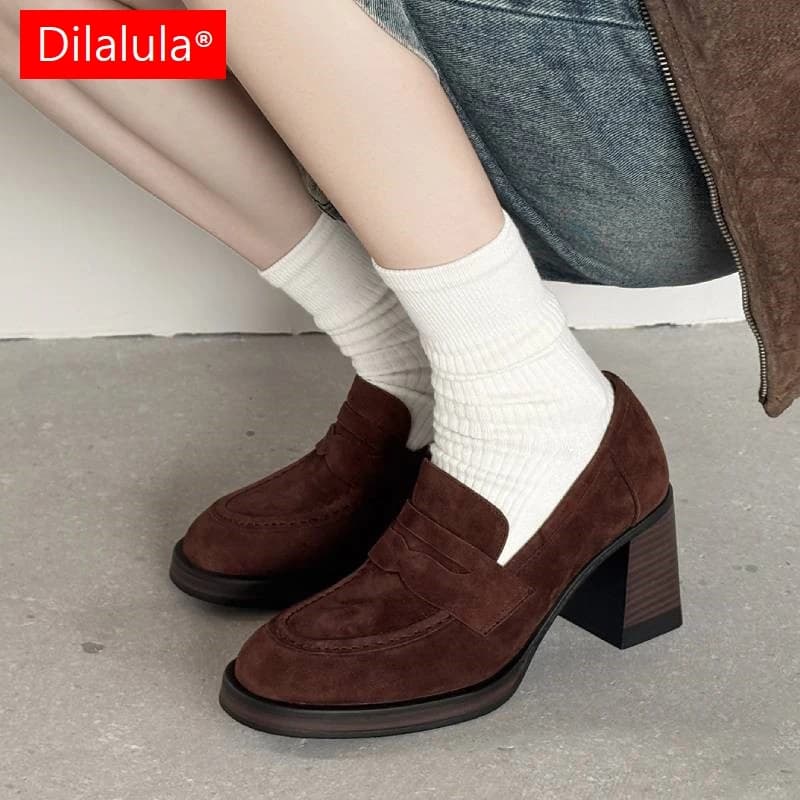 Dilalula 2026 Conciso Genuino Del Capretto Pompe di Pelle Scamosciata Delle Donne Tacchi Alti Spessi Slip On Mocassini Scarpe Da Ufficio Della Signora Scarpe Eleganti Per La Primavera