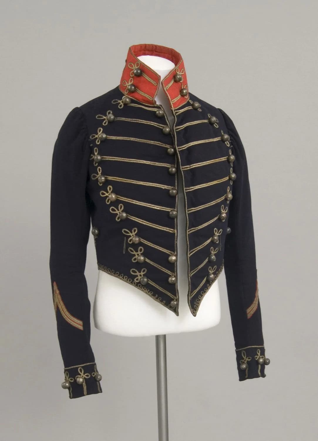 Cappotto da Costume da Ufficiale Napoleone con Colletto Rosso e Passamaneria Nera, Giacca Militare da Uomo su Misura