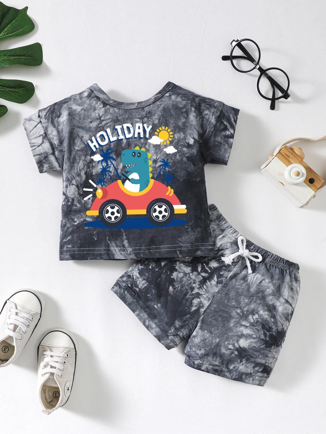 Set di abbigliamento estivo per bambini da 2 a 6 anni, t-shirt a maniche corte con stampa di dinosauri e auto tie-dye, con stampa 'HOLIDAY' e pantaloncini con coulisse fissa, 2 pezzi per bambini