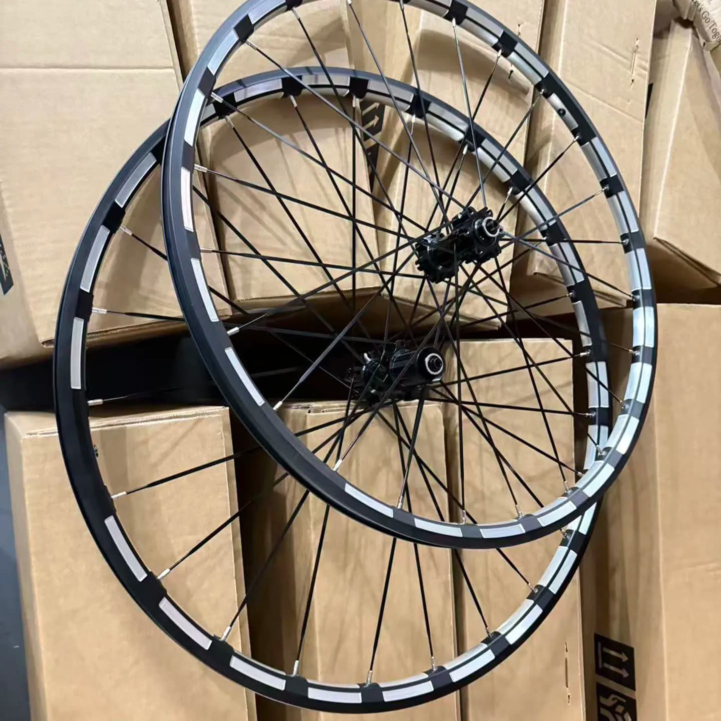 Ruote per mountain bike da 26 pollici Freno a disco a sgancio rapido a 6 bulloni 24 fori Tirare dritto 6 cuscinetti Mozzo HG 120 Lound 27,5 29 pollici