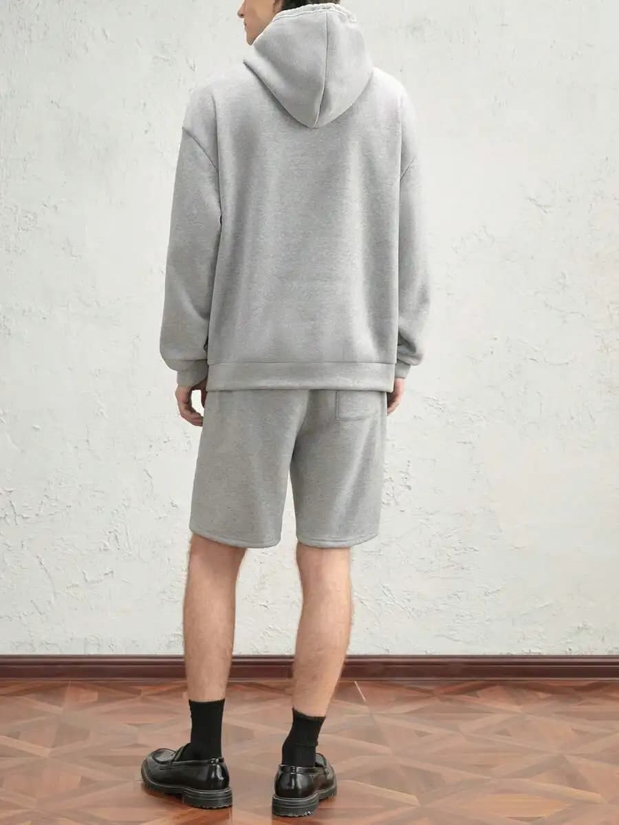 Set da uomo grigio due pezzi con felpa oversize con cappuccio e pantaloncini con dettagli in pelle, abbigliamento autunno inverno