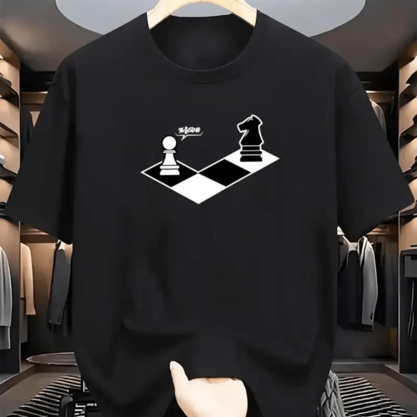 T-shirt casual a maniche corte con stampa grafica a tema scacchi, colori bianco e nero, stampa semplice, in puro cotone.