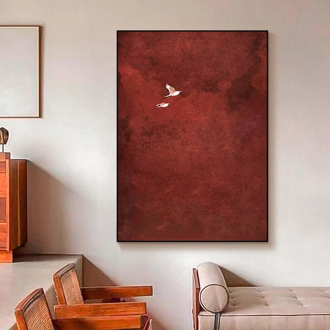 Decorazione da parete astratta con uccelli sul cielo rosso - Dipinto minimalista con texture di due uccelli in volo su uno sfondo rosso intenso