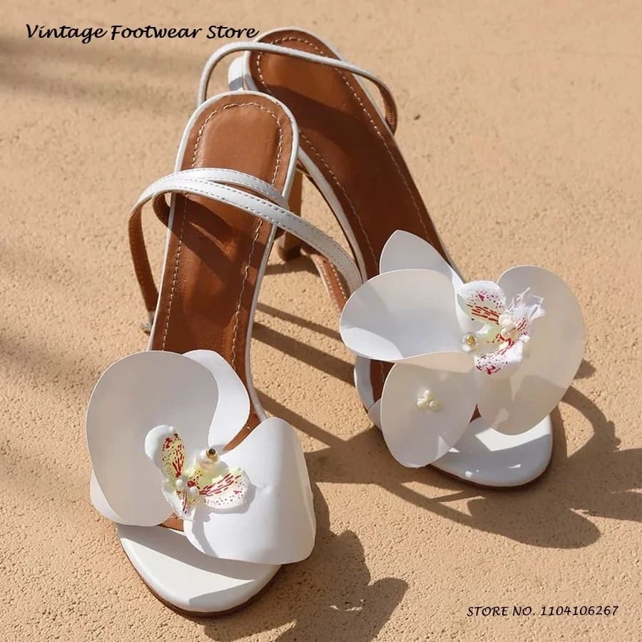 Sandali in pelle con lacci con applicazioni di fiori Punta tonda aperta da donna Tacchi sottili Scarpe da fata Resortwear estivo Tacchi alti stile spiaggia