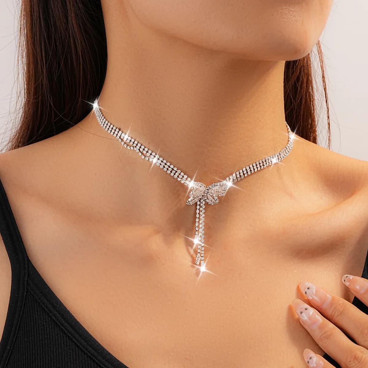 Collana multistrato con nappa a farfalla in zirconi tempestati di diamanti, catena semplice della clavicola con temperamento alla moda, lusso leggero alta