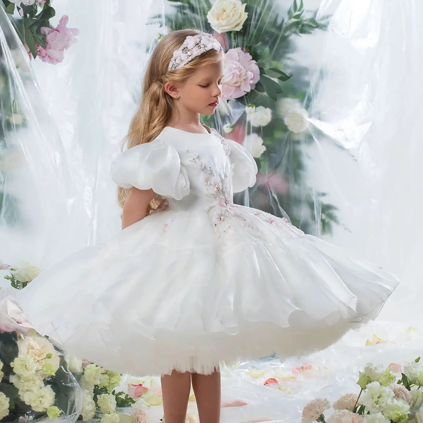 Elegante abito da ragazza con fiori di organdia bianchi, soffice abito da ballo con perline per abiti da ballo da sera per feste di compleanno per bambini