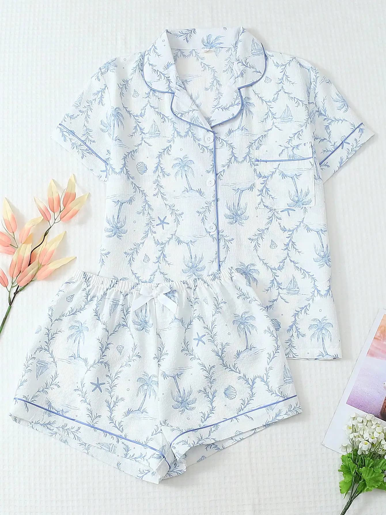 Set pigiama blu a 2 pezzi con stampa botanica, colletto a revers, camicia con bottoni sul davanti e pantaloncini con fiocco in vita