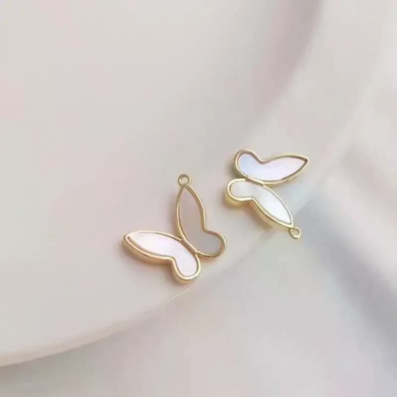 Ciondolo a Farfalla in Madreperla Naturale Intarsiata Color Oro 14K, Fatto a Mano, per Bracciali, Orecchini, Collane e Catenine a Clavicola