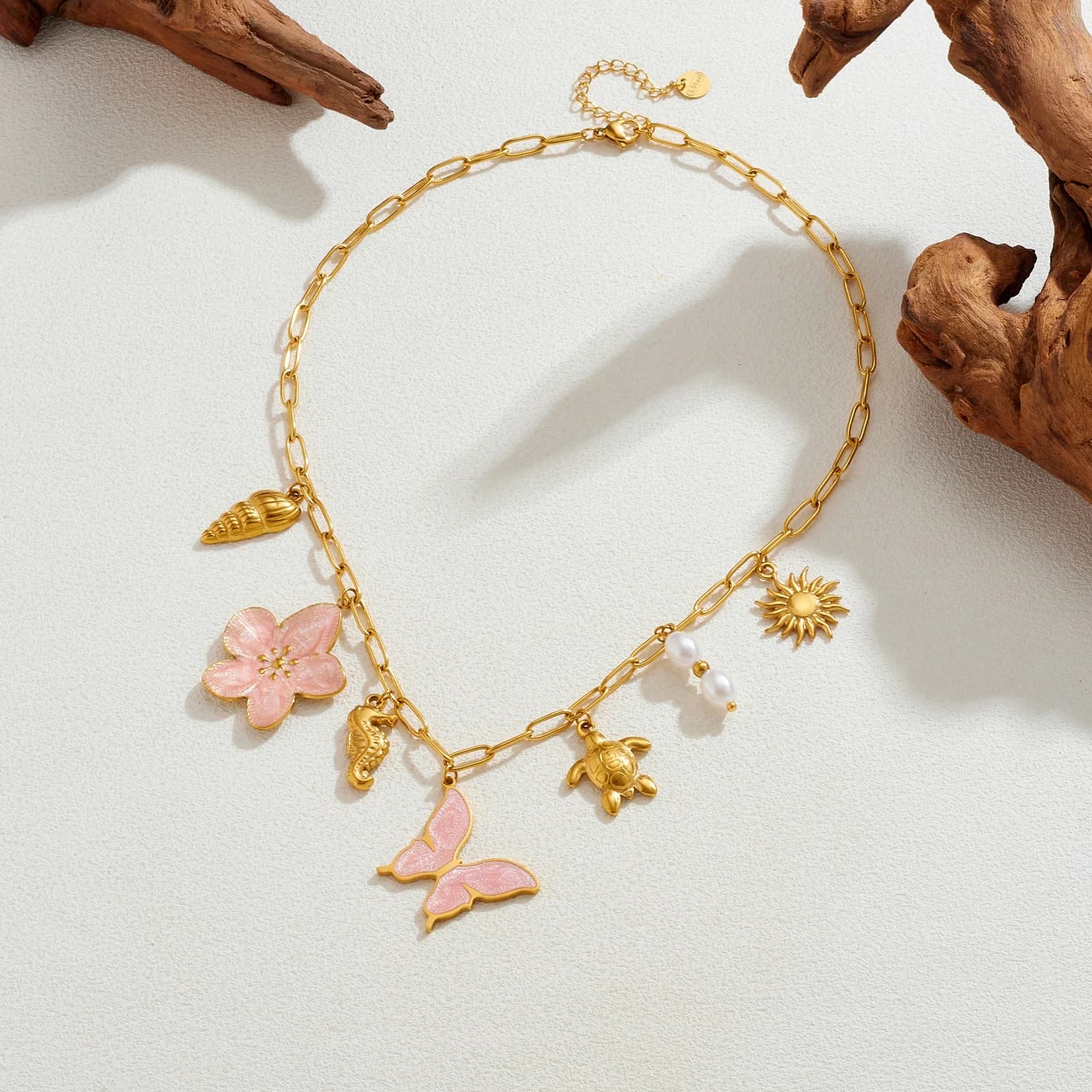XIYANIKE Collana con Ciondolo a Forma di Farfalla, Fiore, Cavalluccio Marino e Tartaruga in Acciaio Inossidabile 316L | Gioielli Marini in Smalto Rosa e Regalo Perfetto per Donne