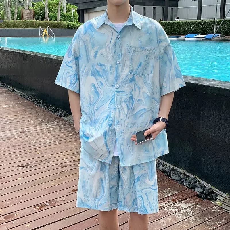Completo da uomo hawaiano tie-dye da spiaggia: camicia a maniche corte e pantaloncini, due pezzi estivi
