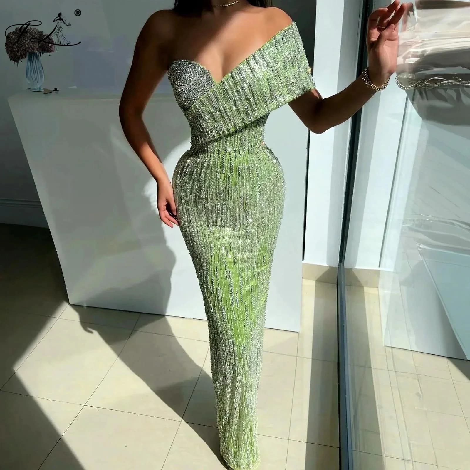 Abito Aderente con Spalla Asimmetrica Decorata con Strass, Verde Mela, Lungo Abito da Ballo per Banchetti e Matrimoni, Personalizzabile