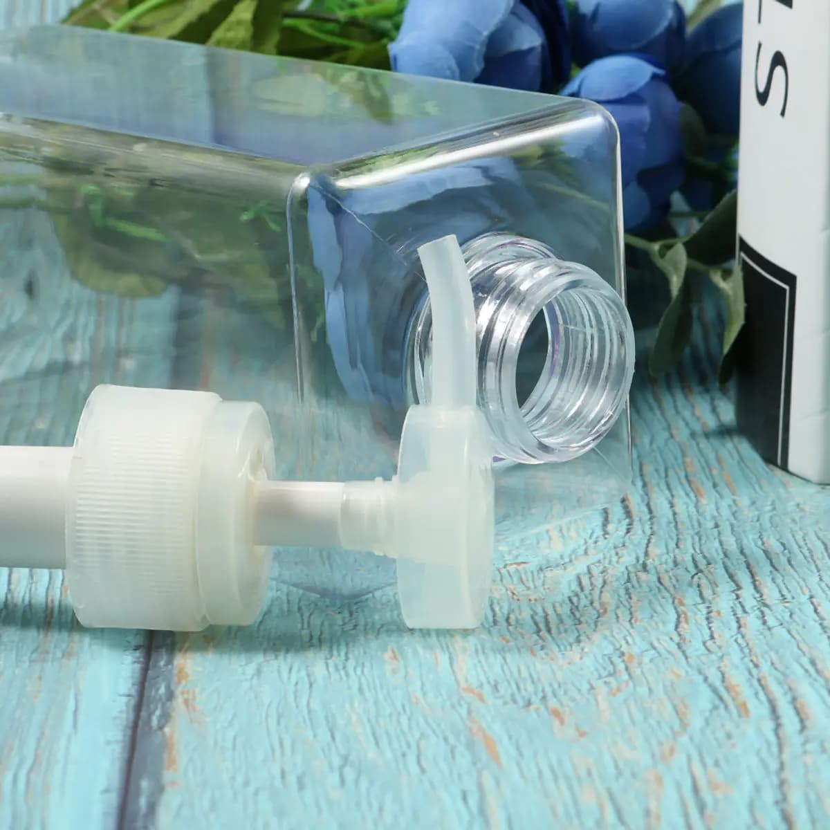 Dispenser in Plastica Trasparente Quadrato da 650ml con Pompa e Cannuccia Lunga per Sapone Liquido, Shampoo, Bagnoschiuma