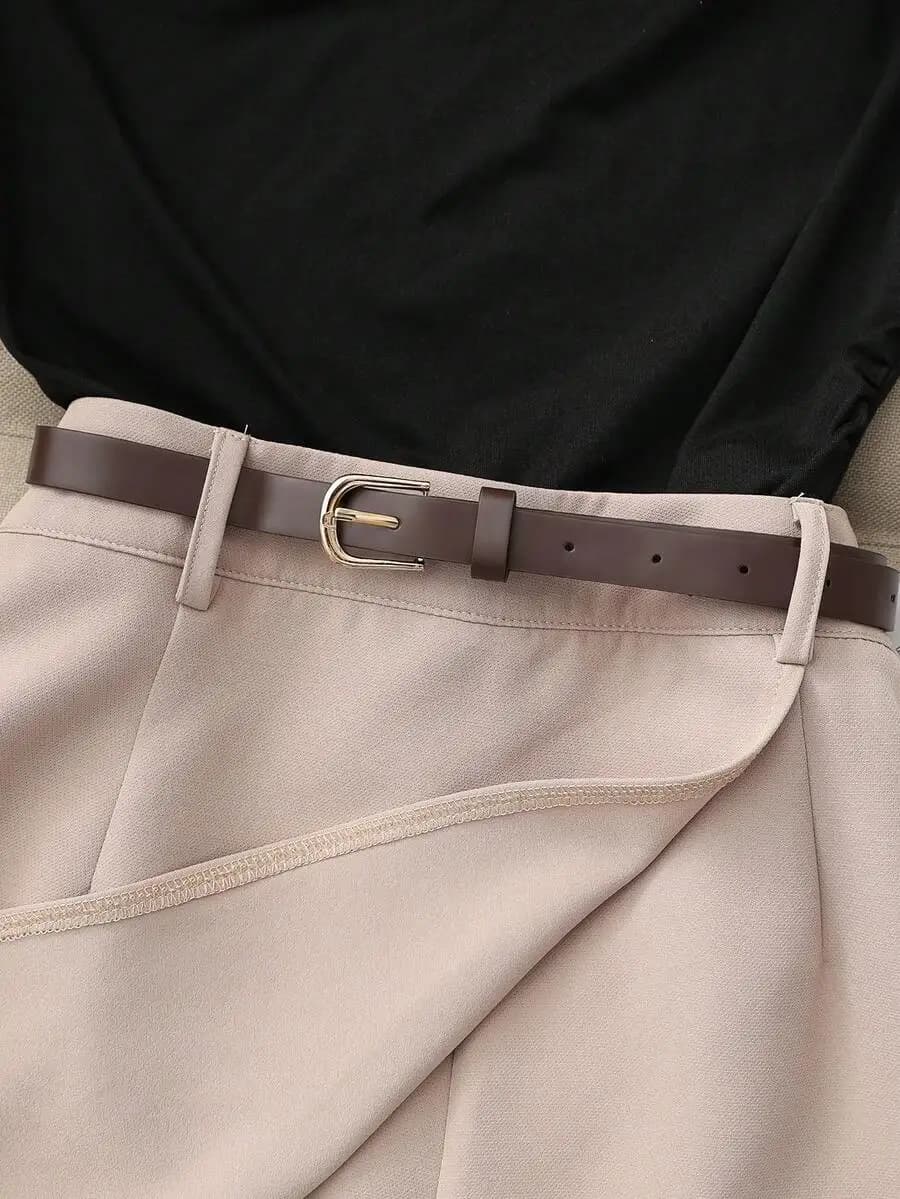 Top Nero con Spalla Asimmetrica Arricciata e Gonna Plissettata Beige con Cintura, Set Casual Due Pezzi