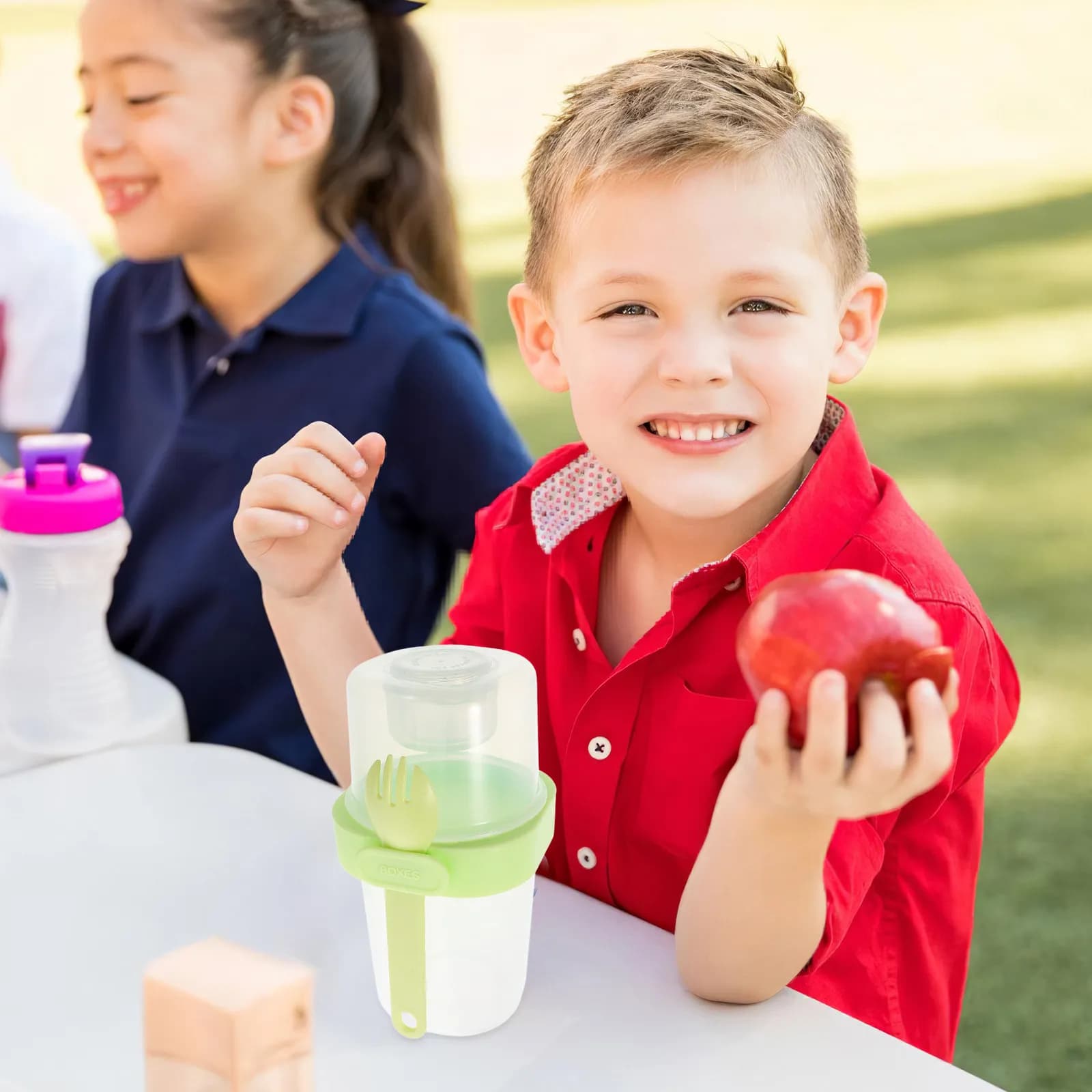 Contenitore portatile a doppio strato riutilizzabile per avena, yogurt, cereali e parfait, con coperchio e cucchiaio, ideale per la colazione dei bambini e per la preparazione dei pasti in viaggio.