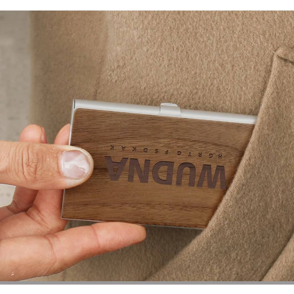 1 pezzo di eccellente artigianato in legno color noce scuro con incisione personalizzata del nome, per forniture aziendali