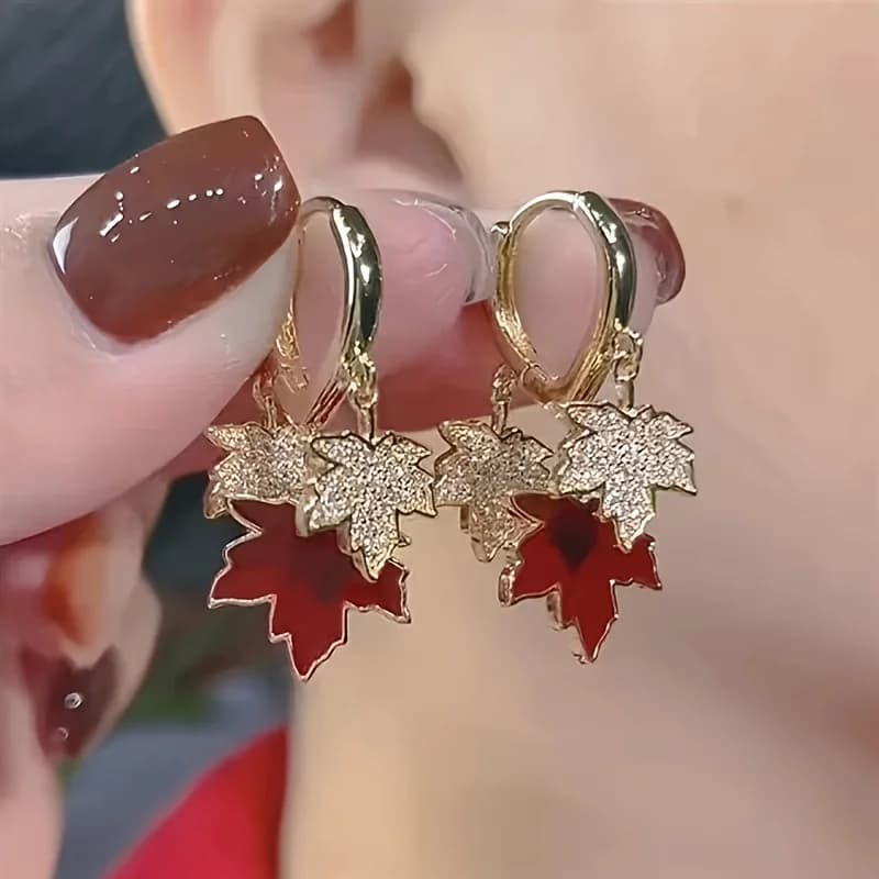 Orecchini Classici a Forma di Foglia d'Acero Rossa con Zirconia Cubica - Gioielli in Lega alla Moda