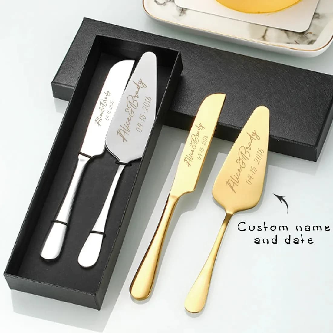 Set di 2 Coltelli per Torta in Acciaio Inossidabile con Nome/Testo Personalizzato Inciso, Confezione Regalo, Adatto per Matrimoni, Compleanni, Tutti i Tipi di Feste