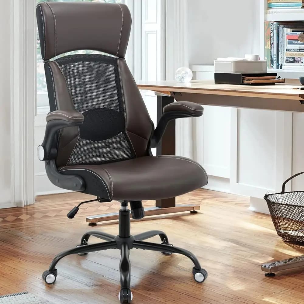 Sedia girevole ergonomica con schienale alto, braccioli regolabili e supporto lombare, in pelle marrone