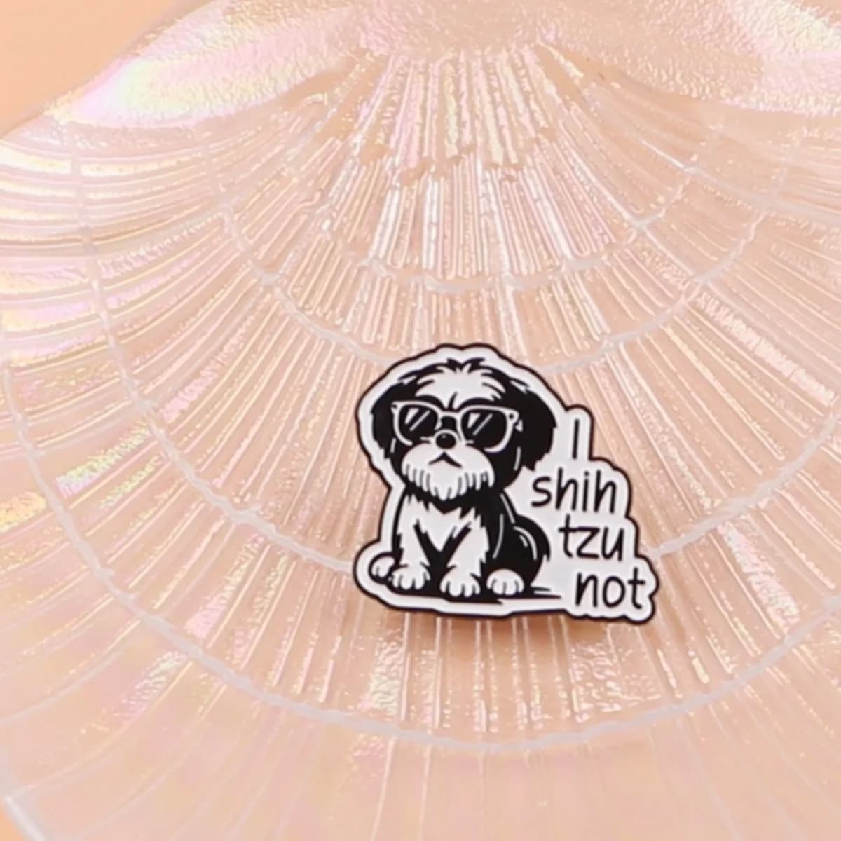 Spilla in smalto divertente con cane Shih Tzu e occhiali da sole bianco e nero, per zaino, cappello, risvolto, distintivo umoristico, regalo