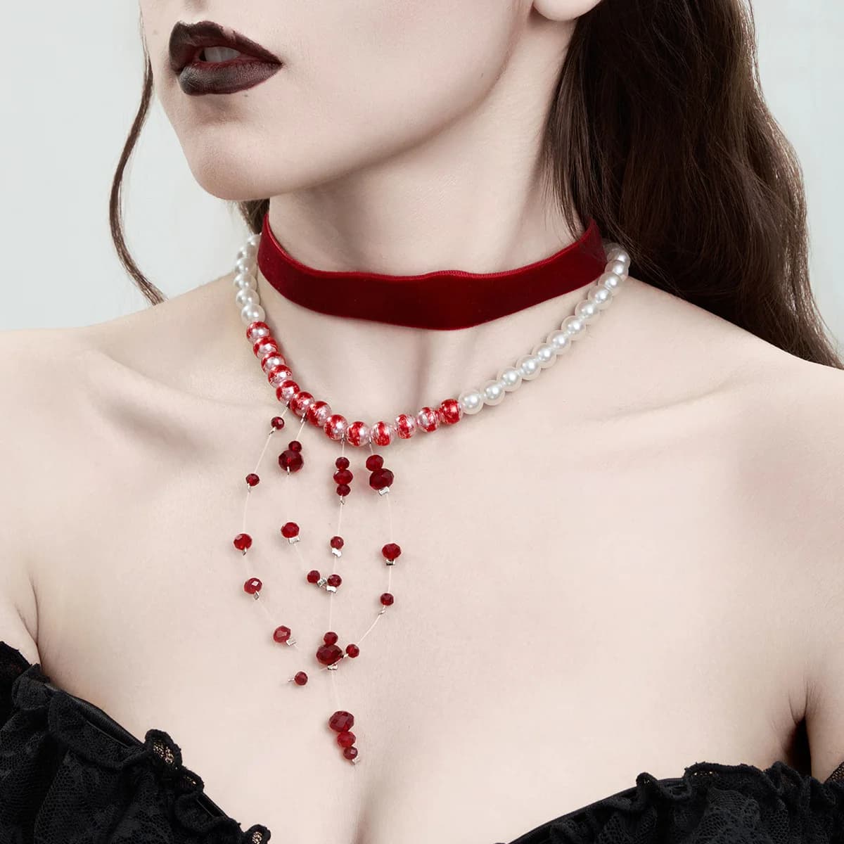 Collana gotica in flanella con perle maculate di sangue, girocollo con cristalli a frange effetto sangue colato per Halloween