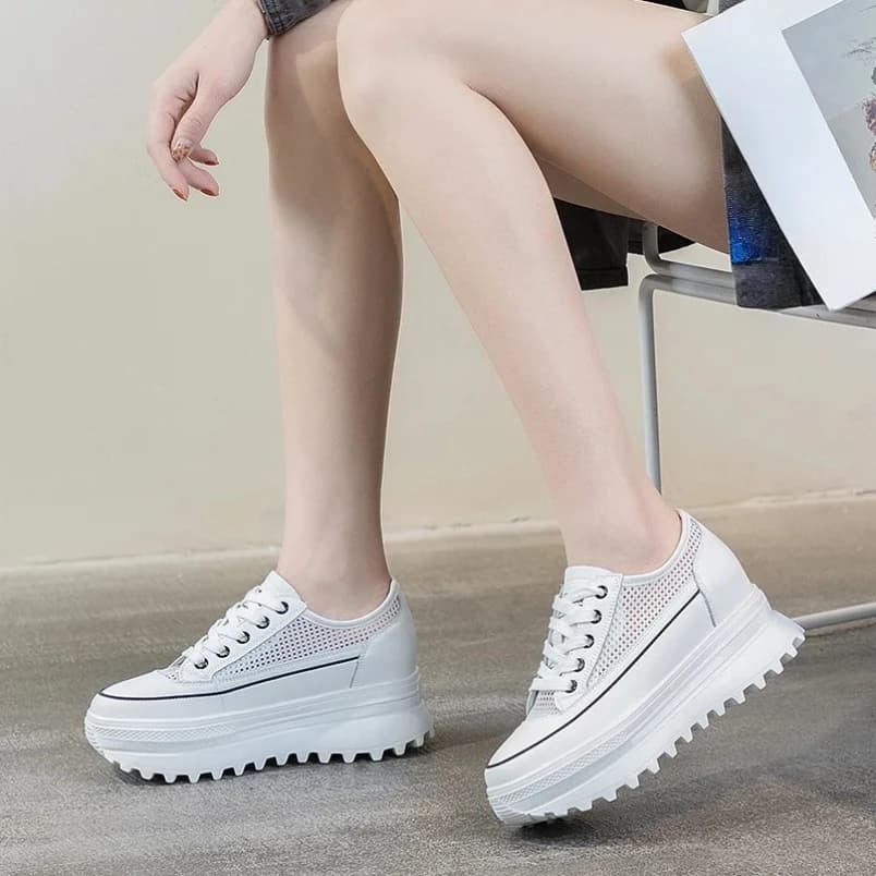 2025 Shoes with wedge in spring and autumn leather Fashionable white breathable and comfortable running shoes with thick sole