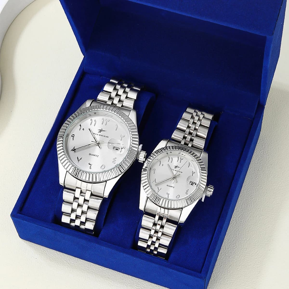Orologio da coppia RICECGO in argento con numeri arabi, cinturino in acciaio inossidabile, movimento al quarzo, lancette luminose, calendario, per uomo e donna