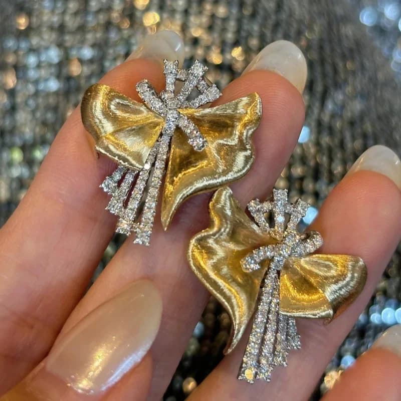 Orecchini classici con fiocco in filo irregolare, squisiti orecchini di lusso leggeri da sposa per le donne, gioielli in zirconi intarsiati in rame