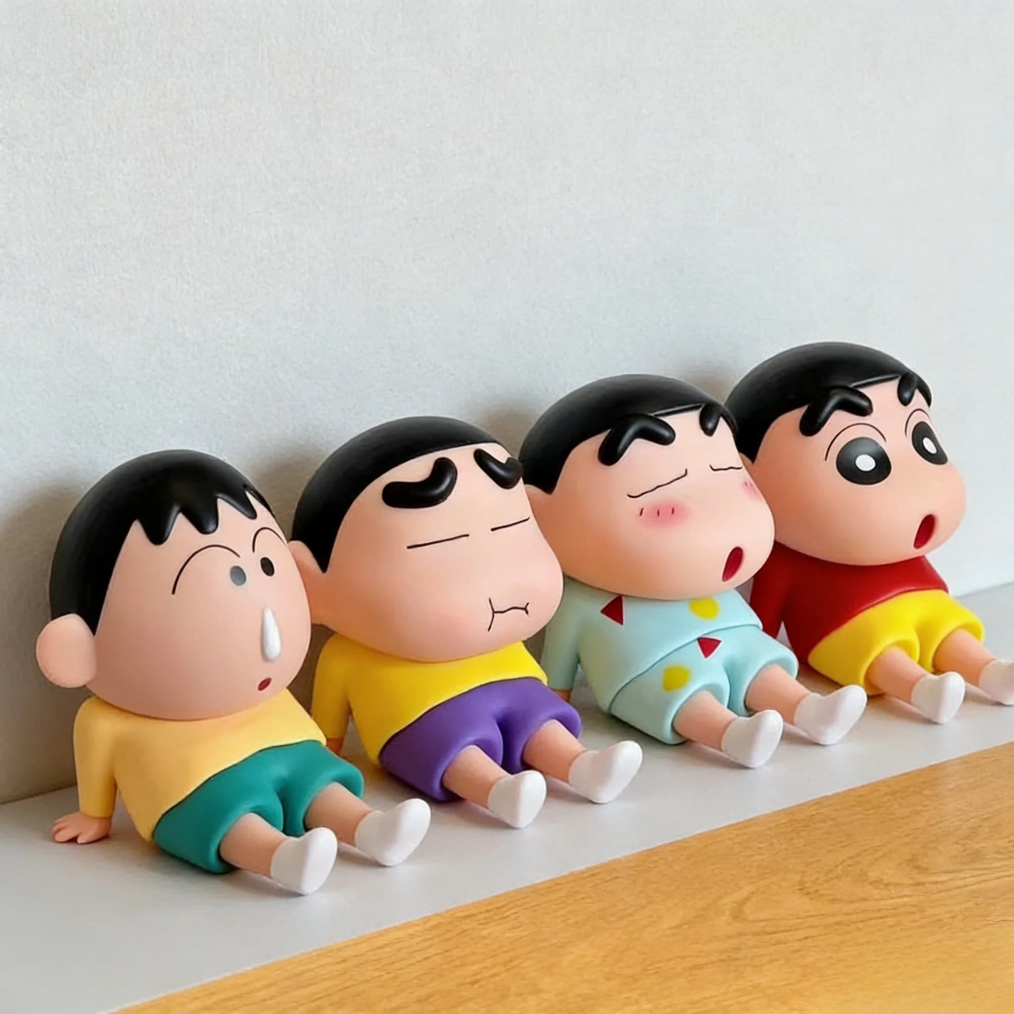 Crayon Shin-Chan Figure giocattolo Supporto per telefono Kawaii Anime Ornamenti da tavolo Cartoon Watching TV Supporto per telefono Decorazioni per bambole carine